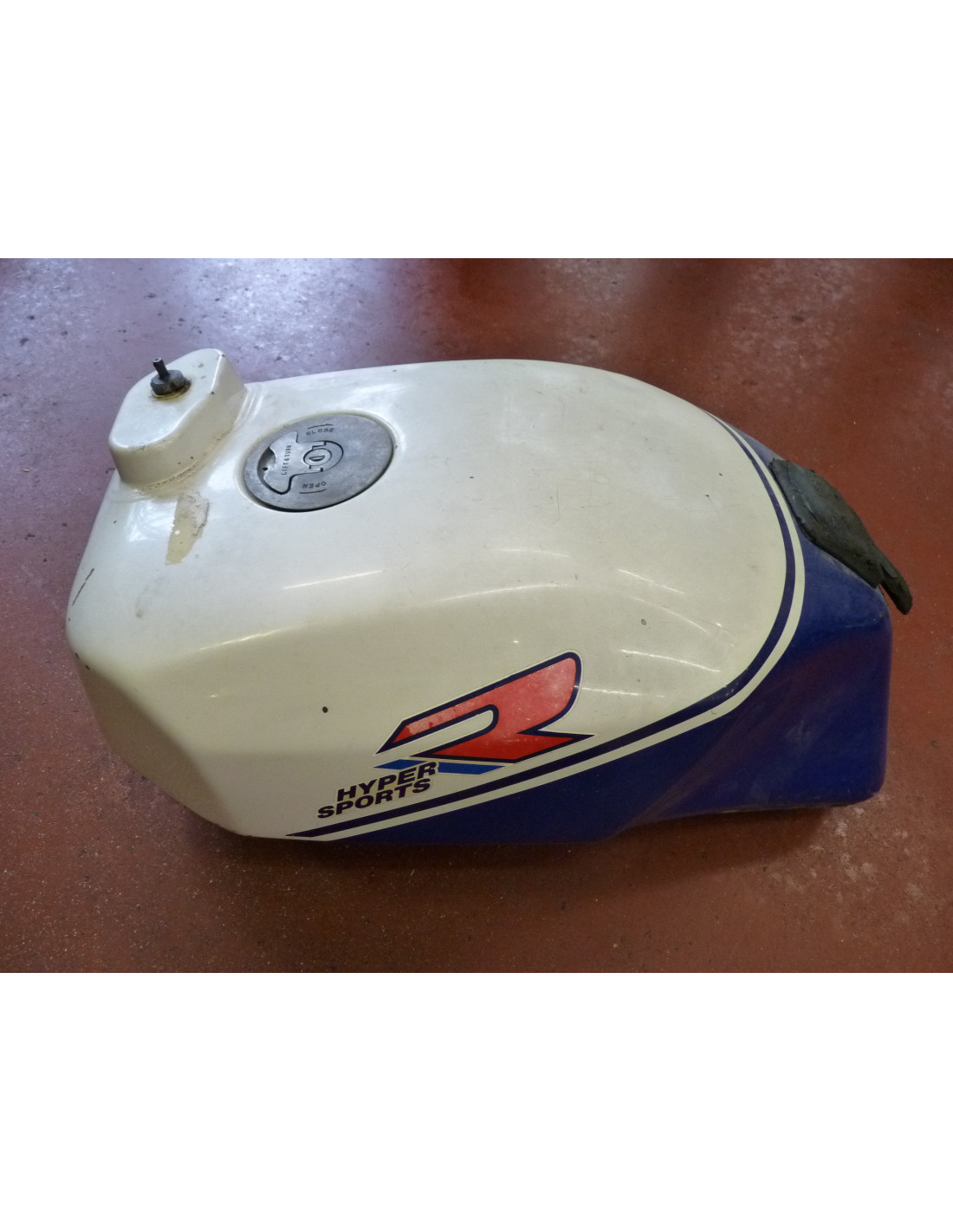 thumbnail image 2 of Petrol Fuel Tap For Suzuki GSXR 1100 1986-1988 – OEM 40320207794 2 of 4