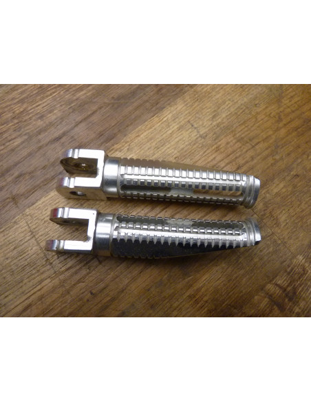 1 Jeu de repose pieds avants GSXR 750-1100  - 1